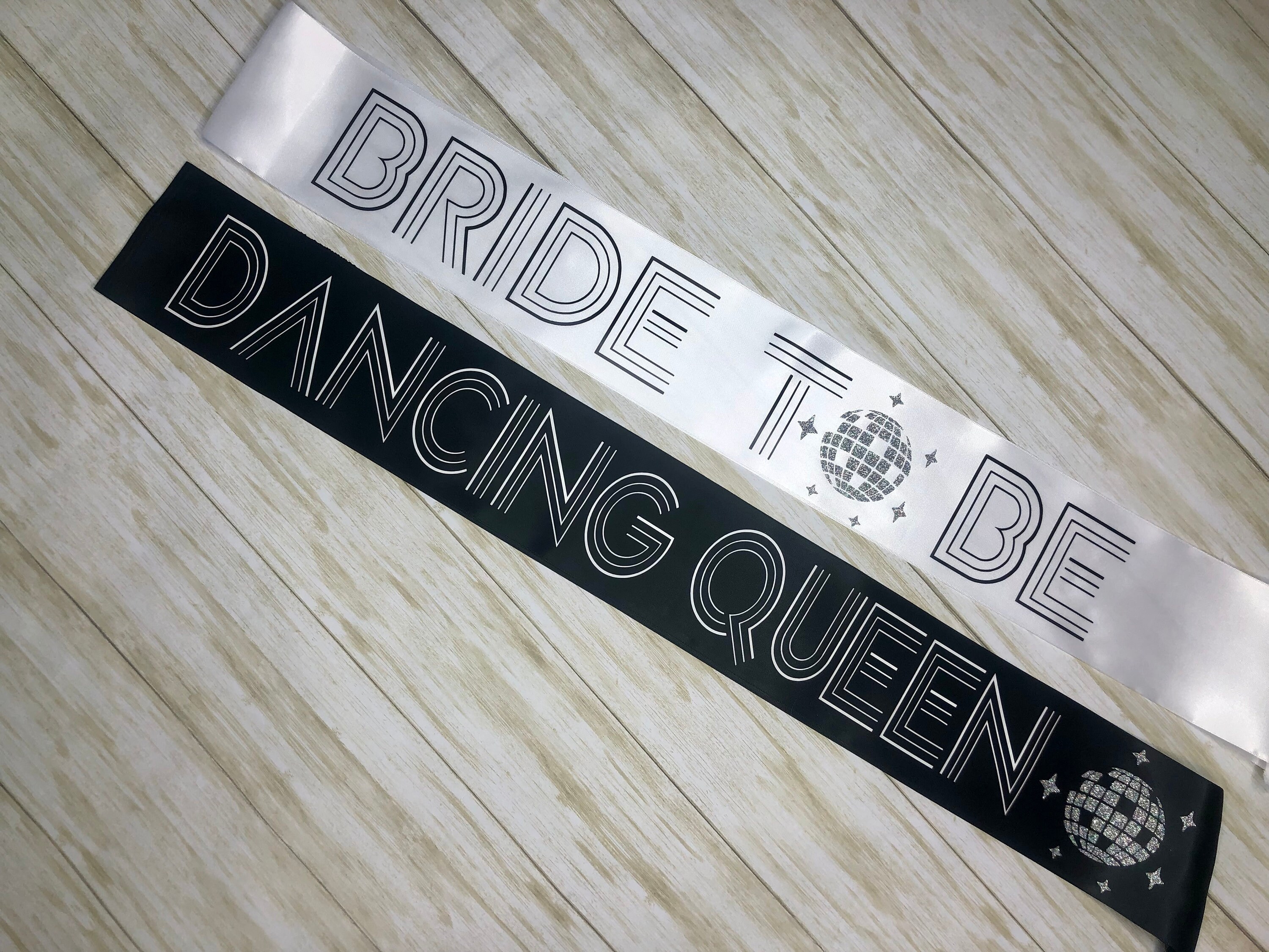 Dancing Queen Schärpe – Silberne Glitzer-Schärpe Mit Schwarzem Folien-Schriftzug | Disco, Mamma Mia & Party-Dekoration
