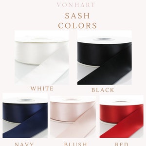 Puede incluir: Cinco carretes de cinta en diferentes colores: blanco, negro, azul marino, rosa rubor y rojo. La cinta est&aacute; dispuesta en una cuadr&iacute;cula con el nombre del color escrito debajo de cada carrete. El texto "VH VONHART SASH COLORS" est&aacute; en la parte superior de la imagen.