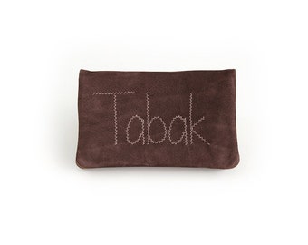 Tabaktasche aus Nubukleder mit Schrift in der Farbe mocca