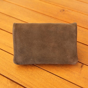 Tabaktasche Upcycling aus Nubukleder in der Farbe grün-grau, mit Druckknöpfe und Reißverschlussfach, Tabaktasche, Drehertasche