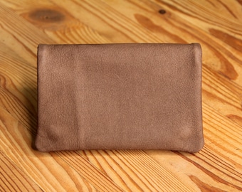 Tabaktasche aus handweichem Nubuk Leder in der Farbe taupe, Tabaketui, Drehertasche, Tabakbeutel