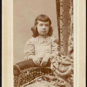 Carte de Cabinet du 19ème siècle. Jolie jeune fille de Chelsea Massachusetts par Brown