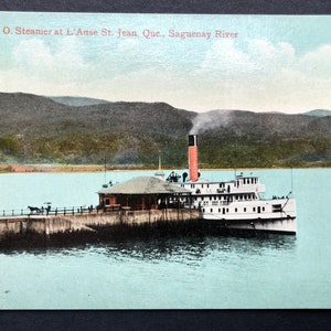 C. Cartão postal de 1910 Navio a vapor da R&O Navigation Company atracado em L'Anse Jean, rio Saguenay, Quebec