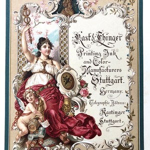 Peut inclure: An ancienne publicité pour les fabricants d'encre d'imprimerie et de couleurs. L'image présente une femme tenant un bâton avec un caducée, un chérubin et des bordures florales et volutes ornées. Le texte comprend "Past & Thinger" et "Stuttgart, Allemagne."