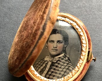 19e s. Photo dactylographie teintée avec boîte ovale, jolie jeune fille portant des boucles d'oreilles et une broche