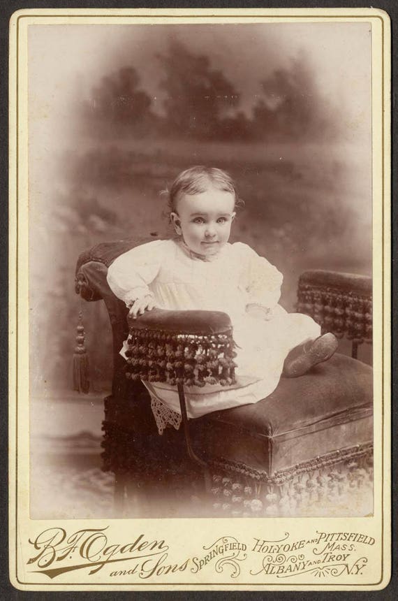 Portrait d'adorable petite fille souriante enfant - Photo de stock par ©svetamart - 156981432