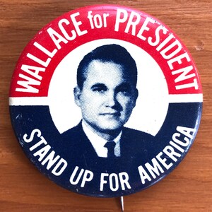 &quot;1968 Pinback, Wallace für &quot;&quot;Präsident&quot;&quot; und &quot;&quot;Stand up&quot;&quot; für Amerika, 1 5/8&quot;&quot;&quot;
