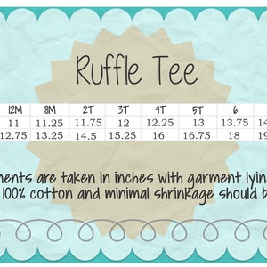 K&ouml;nnte beinhalten: Eine Tabelle mit den Brustweiten- und L&auml;ngenma&szlig;en in Zoll f&uuml;r ein R&uuml;schen-T-Shirt in den Gr&ouml;&szlig;en 6M bis 12. Die Tabelle enth&auml;lt den Text "Ruffle Tee" und "measurements are taken in inches with garment lying out flat *garment is 100% cotton and minimal shrinkage should be expected"