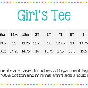 Puede incluir: Un gr&aacute;fico que muestra las medidas de ancho de pecho y largo en pulgadas para una camiseta de ni&ntilde;a en tallas de 6 meses a 10 a&ntilde;os. Las medidas se toman con la prenda extendida. La prenda es 100% algod&oacute;n y se espera un encogimiento m&iacute;nimo.