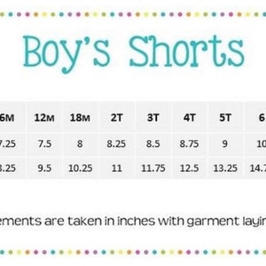 Pu&ograve; includere: Una tabella di taglie per pantaloncini da bambino, che mostra le misure di vita e lunghezza in pollici per le taglie 6M a 8. La tabella &egrave; etichettata "Boy's Shorts" e include la nota "Measurements are taken in inches with garment laying out flat."