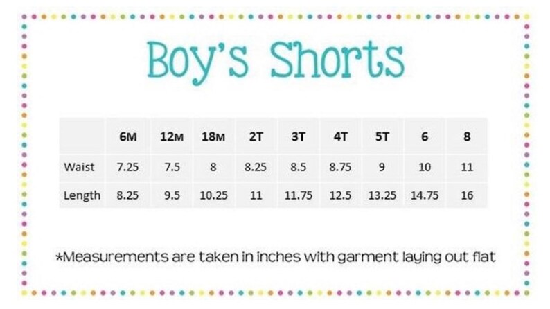 Pu&ograve; includere: Una tabella di taglie per pantaloncini da bambino, che mostra le misure di vita e lunghezza in pollici per le taglie 6M a 8. La tabella &egrave; etichettata "Boy's Shorts" e include la nota "Measurements are taken in inches with garment laying out flat."