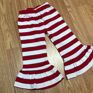 K&ouml;nnte beinhalten: Rote und wei&szlig;e gestreifte Hose mit R&uuml;schen am Saum. Die Hose ist aus einem weichen, dehnbaren Stoff und perfekt f&uuml;r einen l&auml;ssigen Alltagslook.