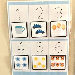 Può includere: Un grafico educativo colorato con i numeri da 1 a 6. Ogni numero ha un contorno punteggiato e un'immagine corrispondente. Le immagini includono una tazza, due auto, tre palloncini, quattro fiori, cinque soli e sei gufi.
