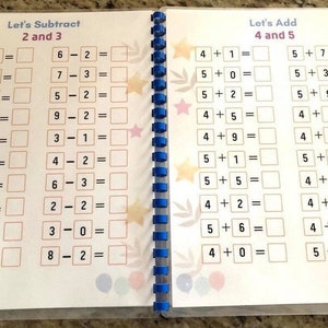 Può includere: Un quaderno di lavoro con due pagine, una per sommare 4 e 5 e l'altra per sottrarre 2 e 3. Le pagine sono piene di problemi di matematica per i bambini da risolvere.