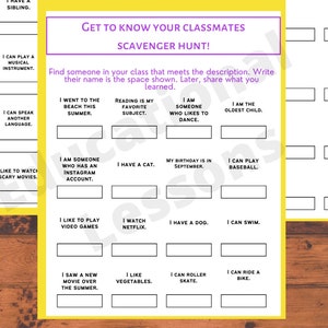 Può includere: Un foglio di attività stampabile per la classe con un tema di caccia al tesoro. Il foglio ha il titolo "Get to Know Your Classmates Scavenger Hunt!" e istruzioni per trovare qualcuno in classe che corrisponda alla descrizione. Il foglio ha 12 caselle con diverse descrizioni, come "So suonare uno strumento musicale", "Sono andato al mare quest'estate", "La lettura è la mia materia preferita", "Sono qualcuno a cui piace ballare", "Sono il figlio maggiore", "Sono qualcuno che ha un account Instagram", "Ho un gatto", "Il mio compleanno è a settembre", "So giocare a baseball", "Mi piace giocare ai videogiochi", "Guardo Netflix", "Ho un cane", "So nuotare", "Ho visto un nuovo film quest'estate", "Mi piacciono le verdure", "So pattinare", e "So andare in bicicletta".