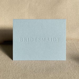 ¿DAMAS DE HONOR? Tarjeta de propuesta / Impresa en letra pequeña / Minimalista / Sencilla / Elegante / Moderna / En azul cielo