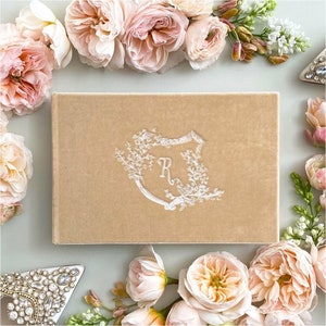 Libro de visitas de terciopelo de seda - Escudo de una sola letra / Libro de visitas de boda / Lujo / Grabado en relieve / Personalizado / Hecho a mano / Reliquia