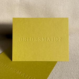 ¿DAMAS DE HONOR? Tarjeta de propuesta / Impresa en letra pequeña / Minimalista / Sencilla / Elegante / Moderna / En verde chartreuse