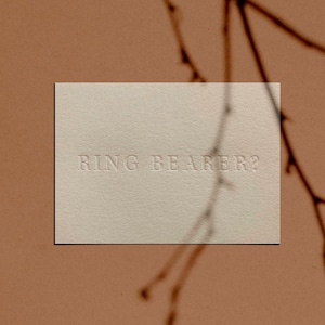 ¿PORTADOR DE ANILLOS? Tarjeta de propuesta / Impresión tipográfica / Minimalista / Sencilla / Elegante / Moderna