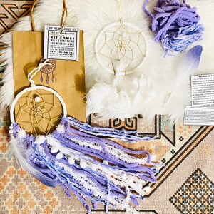 Peut inclure: Kit de fabrication de capteur de rêves DIY avec du fil blanc et violet, des plumes, des perles et des instructions. Le kit contient tout ce dont vous avez besoin pour fabriquer un capteur de rêves.