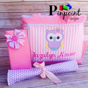 Puede incluir: Bolso cambiador de tema b&uacute;ho rosa y morado con una colchoneta cambiadora a juego y una peque&ntilde;a bolsa de regalo rosa y blanca con lunares. El bolso tiene una tela a rayas rosa y blanca con un b&uacute;ho morado bordado en &eacute;l. El bolso est&aacute; personalizado con el nombre "Jazalyn D'mor".