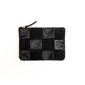 以下が含まれることがあります： ジッパー留めの、パッチワークのブラックレザーとスエードのクラッチバッグ