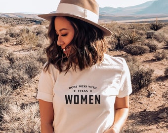 Non scherzare con le donne del Texas - T-shirt a maniche corte / abbigliamento texano / donne forti / T-shirt grafica da donna del Texas / non scherzare con il Texas