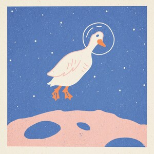 K&ouml;nnte beinhalten: Eine wei&szlig;e Ente mit einem blauen Astronautenhelm steht auf einer rosafarbenen und blauen mondartigen Oberfl&auml;che vor einem blauen Sternenhimmel.