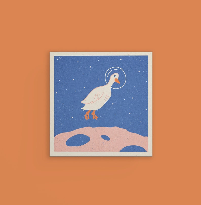 K&ouml;nnte beinhalten: Eine wei&szlig;e Ente mit einem Raumfahrthelm steht auf einer rosafarbenen und blauen mondartigen Oberfl&auml;che mit einem sternen&uuml;bers&auml;ten blauen Hintergrund.