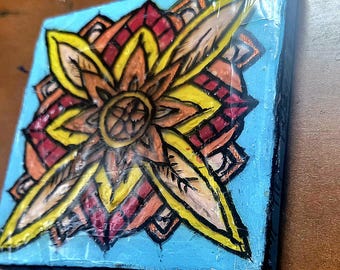 3D-Kunstharz, dicke Beschichtung einer Blume mit metallischem Acrylgemälde mit schwarzen Akzenten.