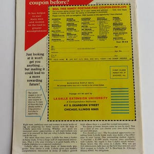 Puede incluir: Un cup&oacute;n amarillo y rojo con el texto "Have you seen this coupon before?" y "MAIL THIS HANDY POSTAGE-PAID COUPON-ENVELOPE". El cup&oacute;n es para LaSalle Extension University, una instituci&oacute;n de correspondencia ubicada en 417 S. Dearborn Street, Chicago, Illinois 60605.