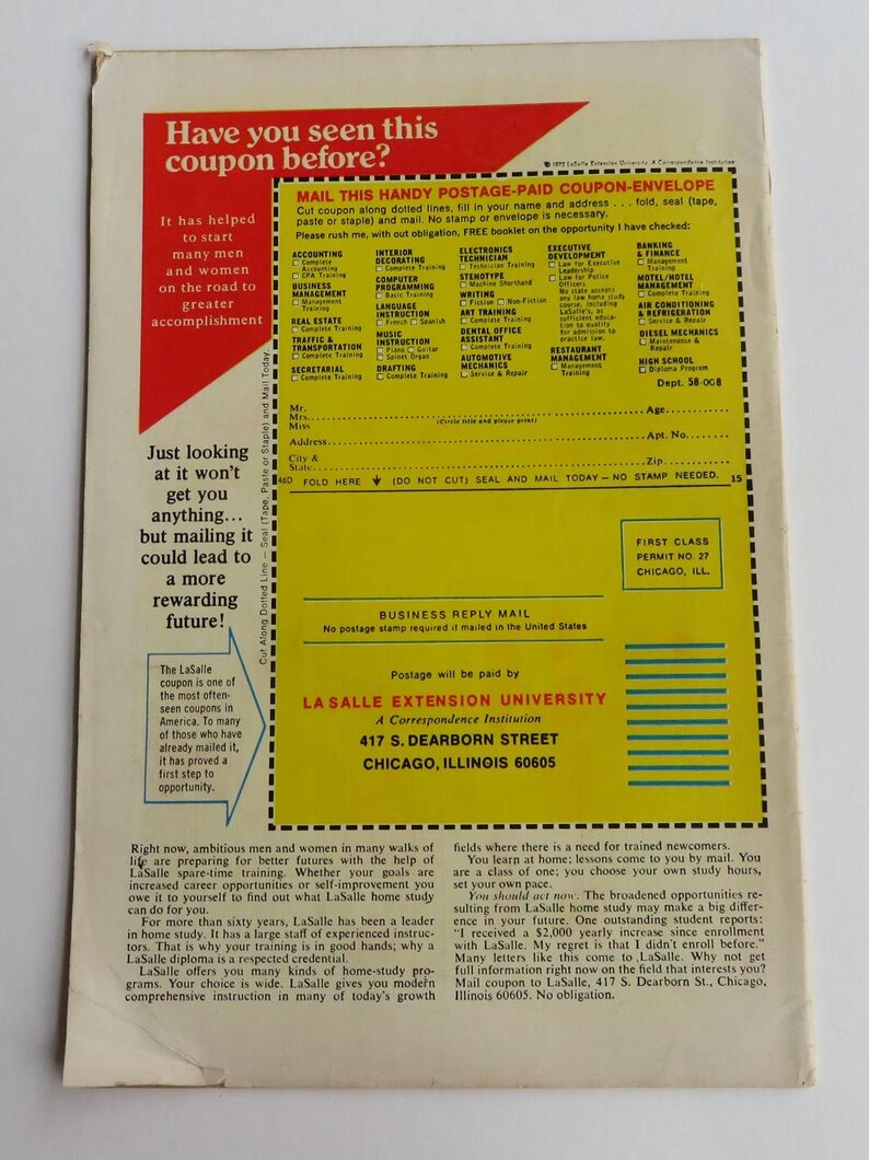 Puede incluir: Un cup&oacute;n amarillo y rojo con el texto "Have you seen this coupon before?" y "MAIL THIS HANDY POSTAGE-PAID COUPON-ENVELOPE". El cup&oacute;n es para LaSalle Extension University, una instituci&oacute;n de correspondencia ubicada en 417 S. Dearborn Street, Chicago, Illinois 60605.