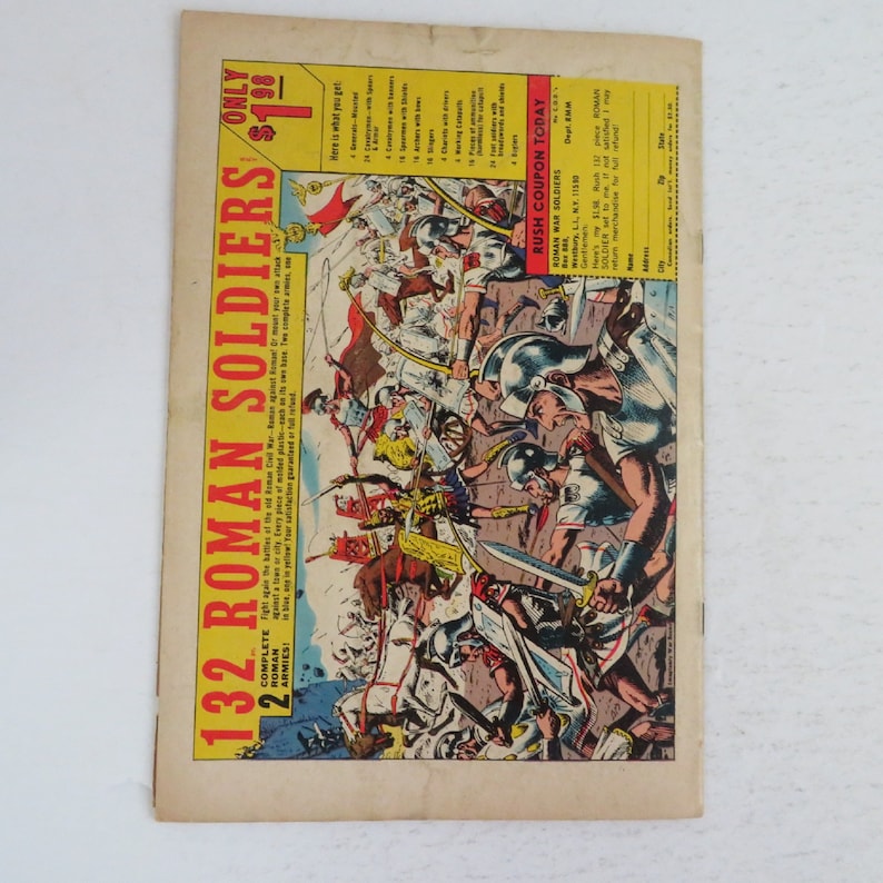 Pu&ograve; includere: Una copertina di fumetto vintage che mostra una scena di soldati romani in battaglia. La copertina &egrave; ingiallita dal tempo e ha un bordo rosso e bianco. Il testo sulla copertina recita "132 soldati romani" e "Solo $1,98".