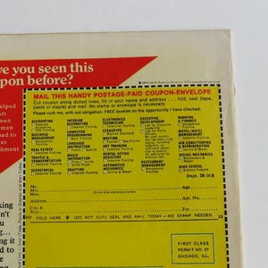 Puede incluir: Un cup&oacute;n amarillo y rojo para enviar por correo a LaSalle Extension University. El cup&oacute;n ofrece folletos gratuitos sobre diversos cursos de formaci&oacute;n profesional, incluyendo contabilidad, decoraci&oacute;n de interiores, t&eacute;cnico en electr&oacute;nica, desarrollo ejecutivo, banca y finanzas, gesti&oacute;n de moteles/hoteles, aire acondicionado y refrigeraci&oacute;n, mec&aacute;nica di&eacute;sel y programas de diploma de escuela secundaria.