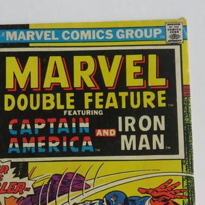Puede incluir: Una portada de c&oacute;mic vintage de Marvel Comics de doble edici&oacute;n con Captain America y Iron Man. La portada es amarilla con detalles en rojo, blanco y azul. El t&iacute;tulo "Marvel Double Feature" est&aacute; en letras amarillas con contornos rojos. Las palabras "Captain America" e "Iron Man" est&aacute;n en letras rojas, blancas y azules.