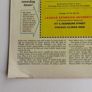 Puede incluir: Un anuncio amarillo y negro para LaSalle Extension University, una instituci&oacute;n de correspondencia. El anuncio presenta un cup&oacute;n y un sobre de respuesta por correo. El texto del anuncio dice "&iexcl;futuro gratificante!" y "LaSalle Extension University, Una instituci&oacute;n de correspondencia, 417 S. Dearborn Street, Chicago, Illinois 60605".
