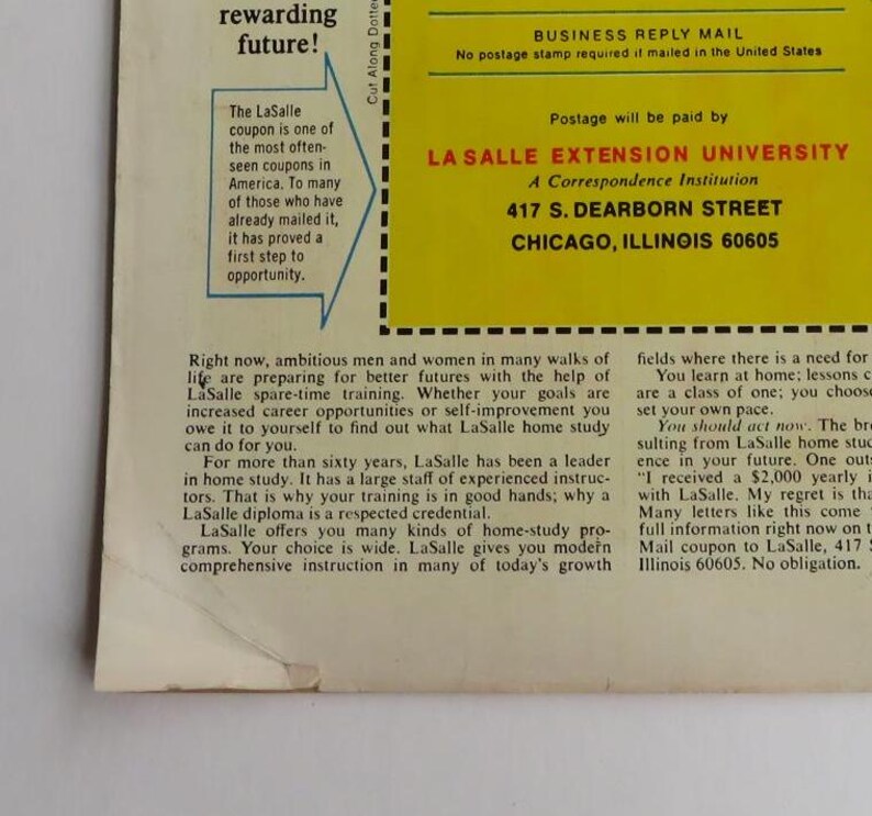 Puede incluir: Un anuncio amarillo y negro para LaSalle Extension University, una instituci&oacute;n de correspondencia. El anuncio presenta un cup&oacute;n y un sobre de respuesta por correo. El texto del anuncio dice "&iexcl;futuro gratificante!" y "LaSalle Extension University, Una instituci&oacute;n de correspondencia, 417 S. Dearborn Street, Chicago, Illinois 60605".