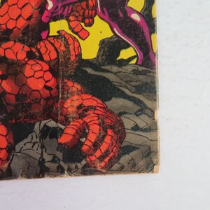 Pu&ograve; includere: Una copertina di fumetto con un personaggio rosso e nero con una pelle testurizzata, simile a un favo. Il personaggio sta combattendo contro un personaggio viola su uno sfondo giallo.