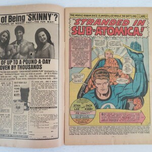 Pu&ograve; includere: Una copertina di un fumetto con i Fantastici Quattro, una squadra di supereroi, in una scena drammatica. La copertina &egrave; intitolata "Stranded in Sub-Atomica!" e presenta i personaggi in un'ambientazione futuristica. La copertina &egrave; a colori e ha uno stile vintage.