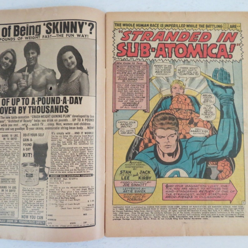 Pu&ograve; includere: Una copertina di un fumetto con i Fantastici Quattro, una squadra di supereroi, in una scena drammatica. La copertina &egrave; intitolata "Stranded in Sub-Atomica!" e presenta i personaggi in un'ambientazione futuristica. La copertina &egrave; a colori e ha uno stile vintage.