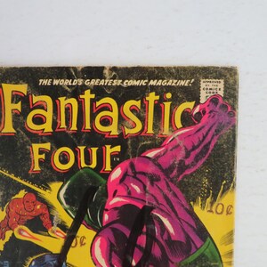 Pu&ograve; includere: Una copertina di fumetto vintage con i Fantastici Quattro. La copertina &egrave; nera con lettere gialle e un'illustrazione viola e verde di un supereroe.