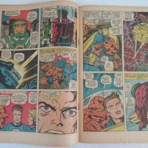 Pu&ograve; includere: Una pagina di fumetto che presenta un gruppo di supereroi in una battaglia contro una creatura gigante e rocciosa. I supereroi indossano costumi colorati e usano i loro poteri per combattere la creatura. La pagina del fumetto &egrave; piena di azione ed eccitazione.