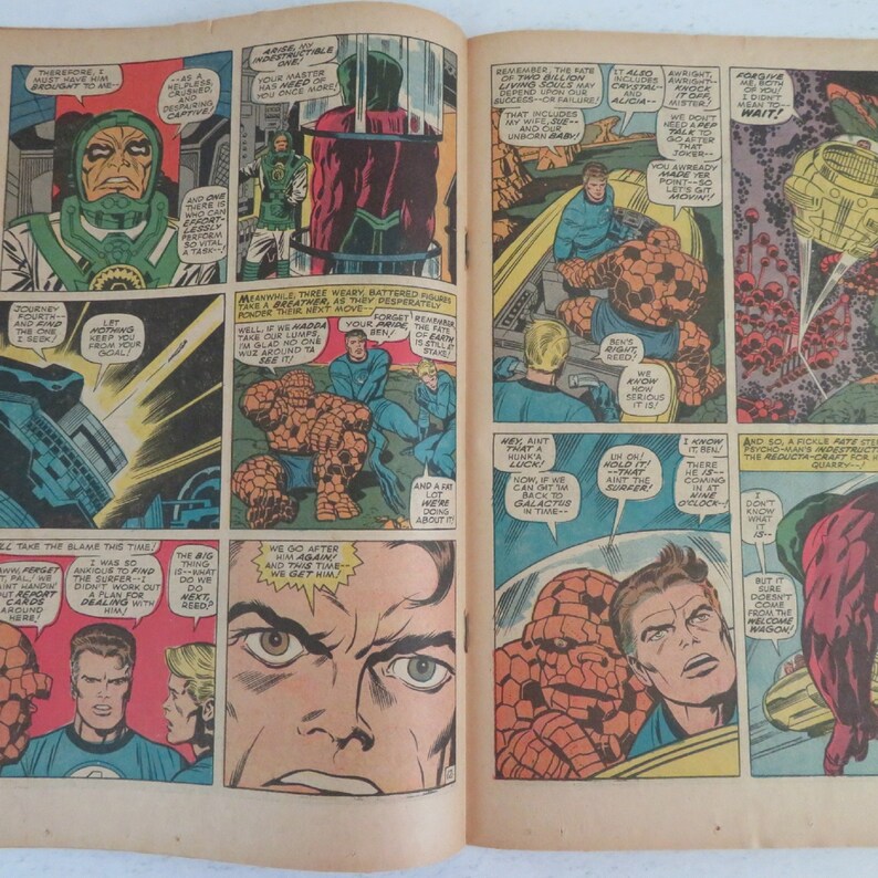 Pu&ograve; includere: Una pagina di fumetto che presenta un gruppo di supereroi in una battaglia contro una creatura gigante e rocciosa. I supereroi indossano costumi colorati e usano i loro poteri per combattere la creatura. La pagina del fumetto &egrave; piena di azione ed eccitazione.