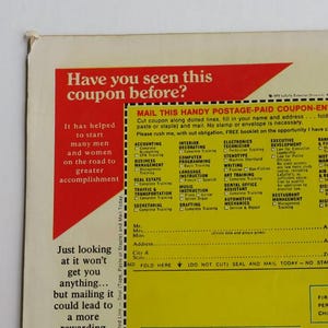 Puede incluir: Un cup&oacute;n amarillo y rojo con el texto "&iquest;Has visto este cup&oacute;n antes?" y una lista de diferentes cursos de formaci&oacute;n profesional. El cup&oacute;n tiene una l&iacute;nea de plegado e instrucciones para sellarlo y enviarlo por correo.