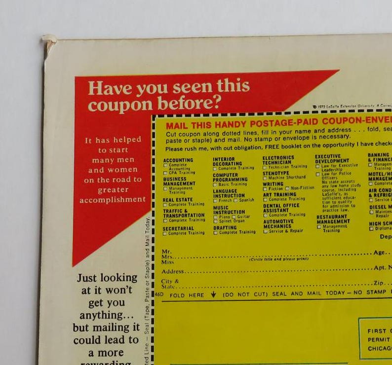 Puede incluir: Un cup&oacute;n amarillo y rojo con el texto "&iquest;Has visto este cup&oacute;n antes?" y una lista de diferentes cursos de formaci&oacute;n profesional. El cup&oacute;n tiene una l&iacute;nea de plegado e instrucciones para sellarlo y enviarlo por correo.