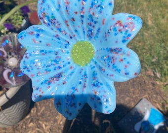 Handmade Fused Glass Daisy Head for Garden Stake: Topaz Blue