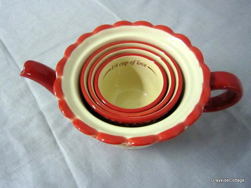 Retro Kitchen Ceramic Teapot Measuring Cup Set with Small Red Butter