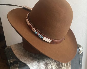 KIS KIS - Chapeau fedora de cowboy occidental personnalisé sur mesure en détresse - Feutre de fourrure de laine - Fait main - Chapolala - France KIS KIS - Chapeau fedora de cowboy occidental personnalisé sur mesure en détresse - Feutre de fourrure de laine - Fait main - Chapolala - France
