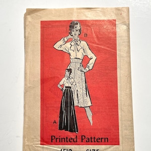 Puede incluir: Patrón de costura vintage para una falda y una blusa. El patrón está impreso en papel y presenta un fondo rojo con una ilustración en blanco y negro de una mujer que lleva la falda y la blusa. El número del patrón es 4510 y la talla es 14.
