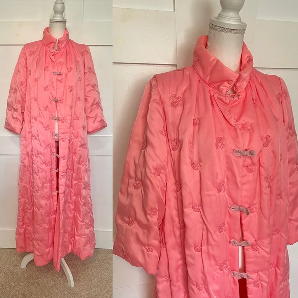 Vintage Odette Barsa rose satinée veste de lit, longue robe de nuit avec champignons brodés